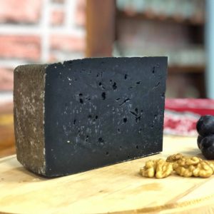 Brânză maturată neagră, cu cărbune vegetal.