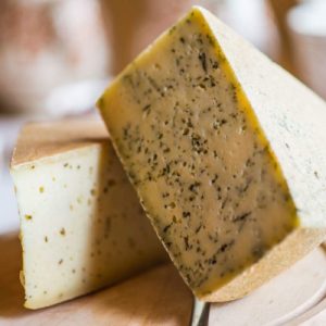 Brânză maturată cu leurdă